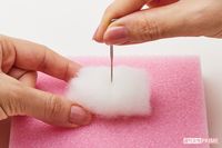 綿を回しながら、全体を針でちくちく刺してまとめていきます