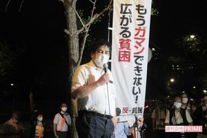 国会前で貧困問題の実情についてスピーチをする瀬戸大作さん