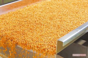 『ベビースターラーメン』の製造工程。麺の形になった時点で味つけもできているので、しっかりと麺に味が染み込んでいる