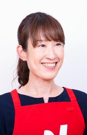 ニチレイフーズ広報 笹嶺舞依子さん●宣伝活動やメディア取材などを行う。「ほほえみごはん」で紹介した冷凍術をまとめた書籍『ニチレイフーズの広報さんに教わる食材の冷凍、これが正解です！』（KADOKAWA）も好評。（写真提供／ニチレイフーズ）