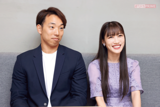 宇佐見と一緒にインタビューに答える高城。表情は幸せそのもの