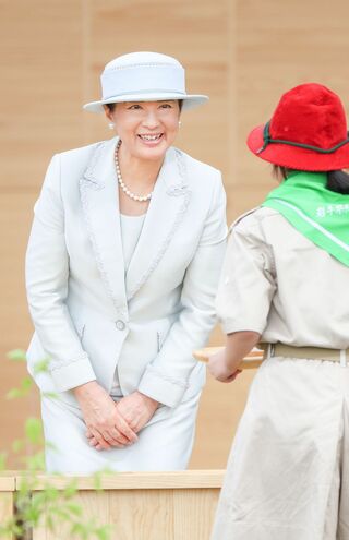 お手植えのお手伝いは『岩手県緑の少年団』の子どもたち。やさしい微笑みで雅子さまはお声がけを　撮影／JMPA