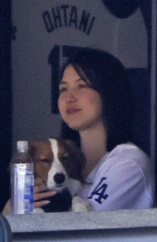 今年3月にドジャースタジアムでデコピンと一緒に観戦する真美子夫人　写真/共同通信社