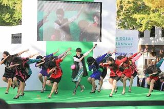 大阪府立登美丘高校ダンス部と。「“高校生よ、ありがとう”と思った。よくこの歌を見つけてくれた、と。以前から盆踊りの定番曲になったりもしていたんですが、爆発的に取り上げられたのは彼女たちのおかげ。ダンスもカッコよかったですよね。楽曲の魔力を思い知らされました」と語る荻野目