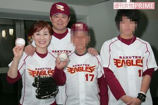 楽天の始球式に出る松居を家族全員で応援するなど仲はよかったが……。左から松居、船越、松居の父、息子（'08年4月）