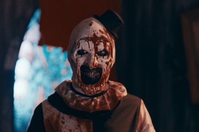 ピエロに扮した連続殺人鬼“アート・ザ・クラウン”が襲いかかる（※画像は『テリファー終わらない惨劇』公式サイトより）