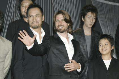 '03年9月、『ラストサムライ』で共演した渡辺謙、（トムの右の）池松壮亮らと記者会見に出席