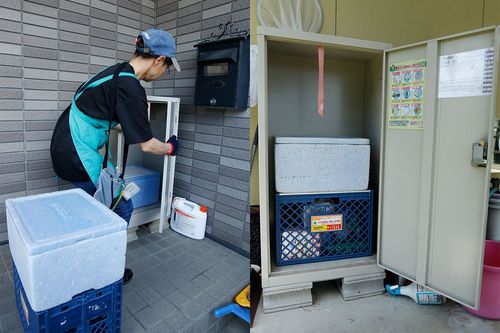 （左）利用者の宅配ロッカーに商品をお届け。（右）宅配ロッカーは鍵つきで安心。3箱収納可能