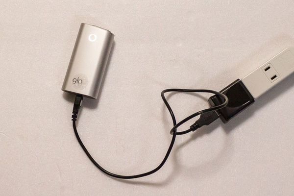 Apple製品ファンにはたまらないLEDの光り方が特徴のグローの充電風景