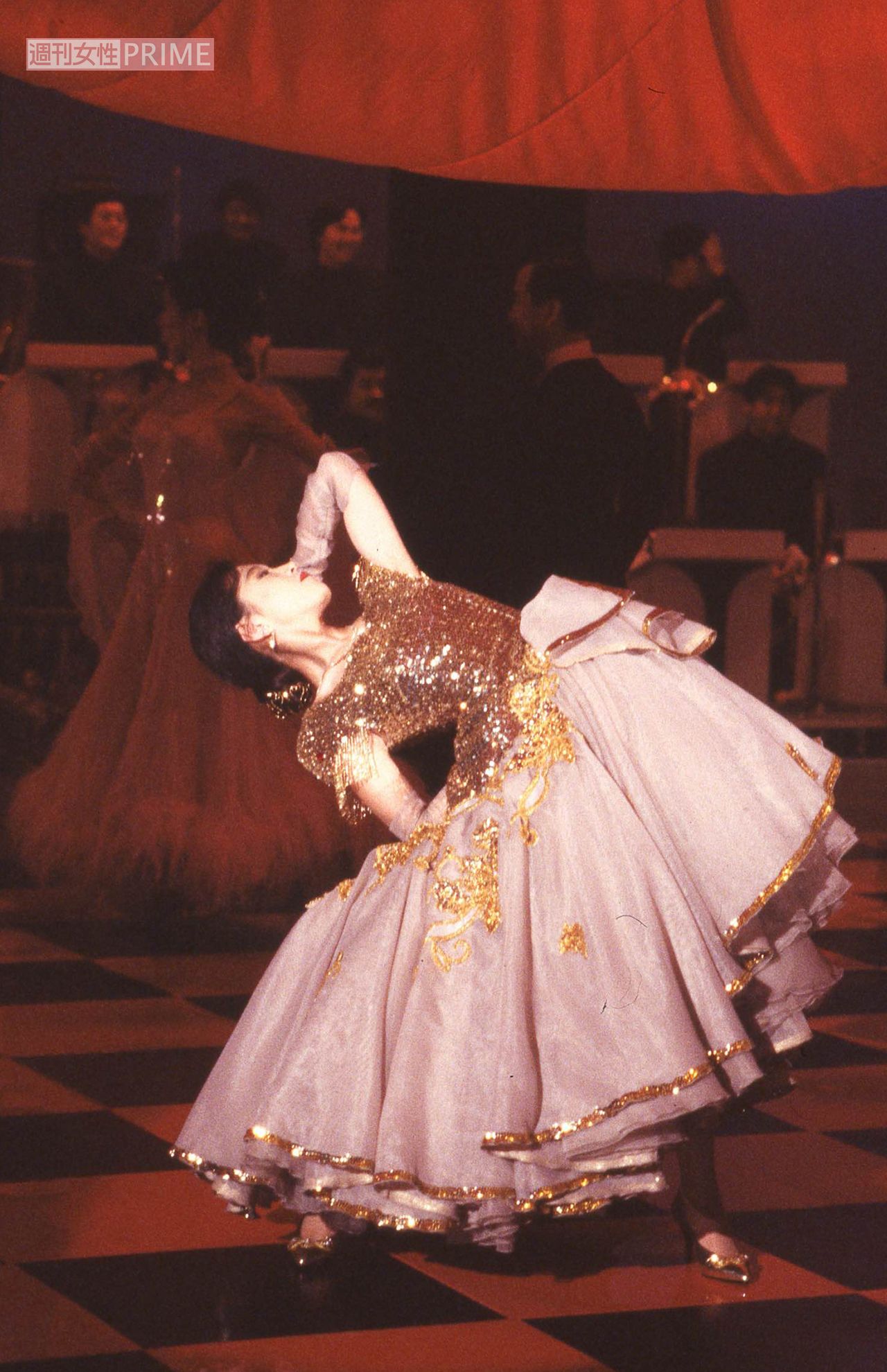 17枚目のシングル『TANGO NOIR』で見事な“のけぞり”を見せる中森明菜。この角度……やはりただ者ではない