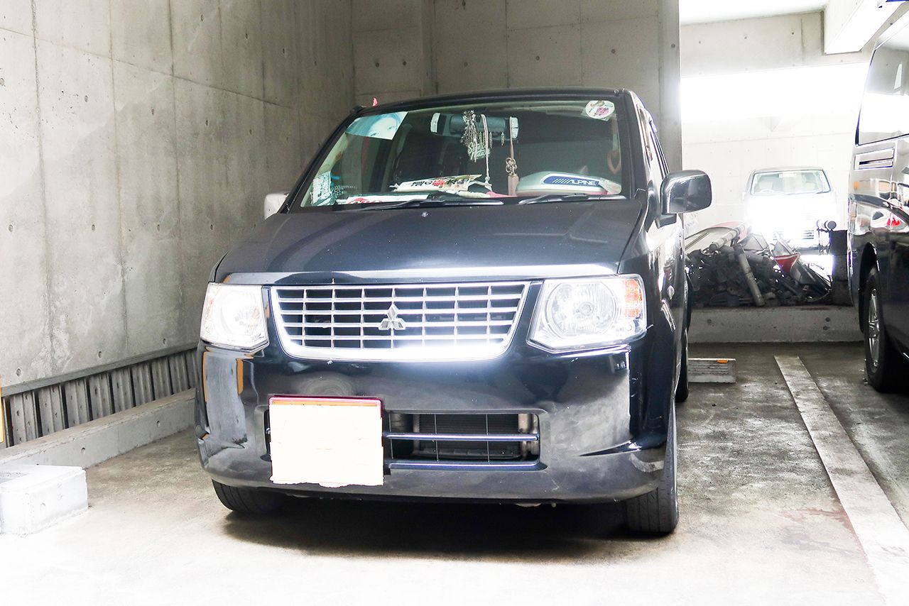 あおりを行った車中には壇蜜のクッションが。フェイスブックには別カットも紹介され“壇蜜愛”にあふれている