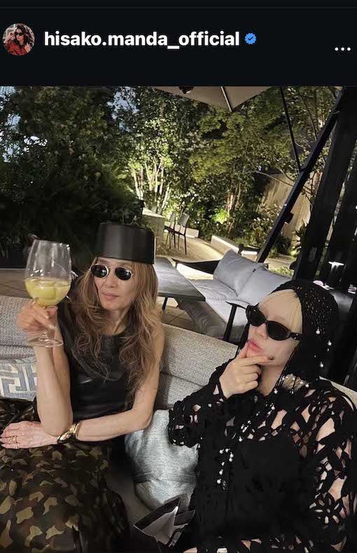 たびたび話題となる“メーテル帽”の萬田久子。やはりワイングラスが似合う!（写真は本人インスタグラムより）