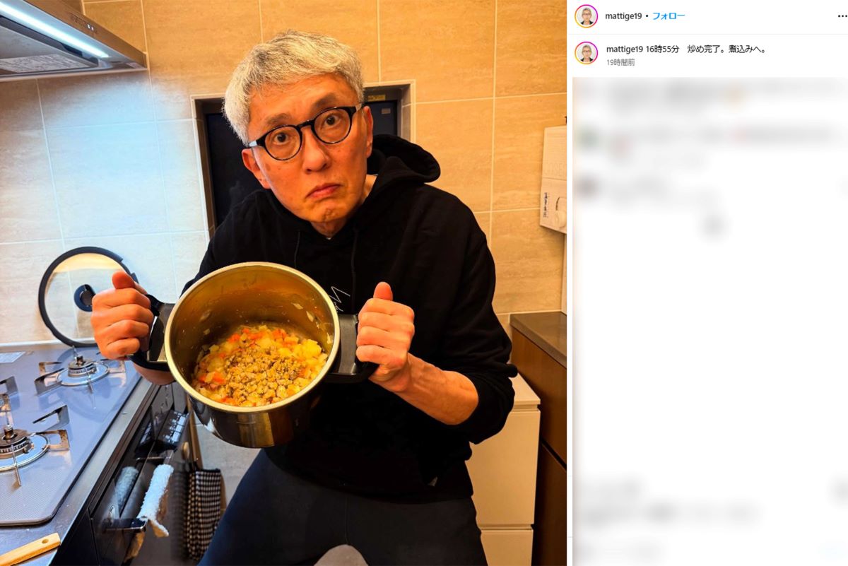 パーカーを着て料理をする様子を公開した松重豊（本人インスタグラムより）