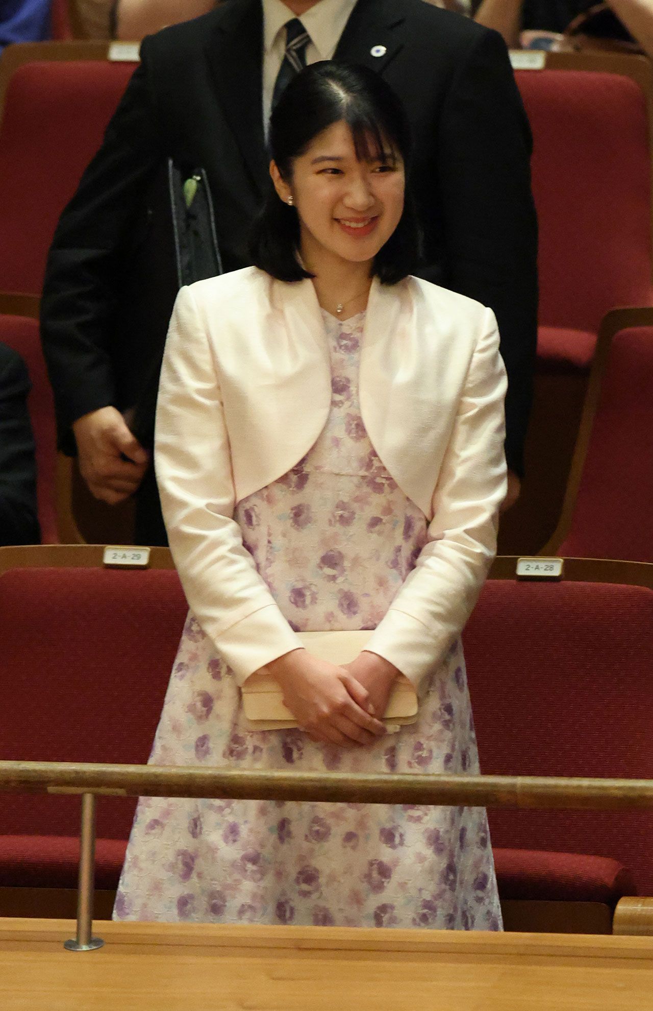 6月8日、東京都内でウィーン少年合唱団の来日公演を鑑賞された愛子さま。ラオスで着用されたものと同じワンピースとボレロのセットで