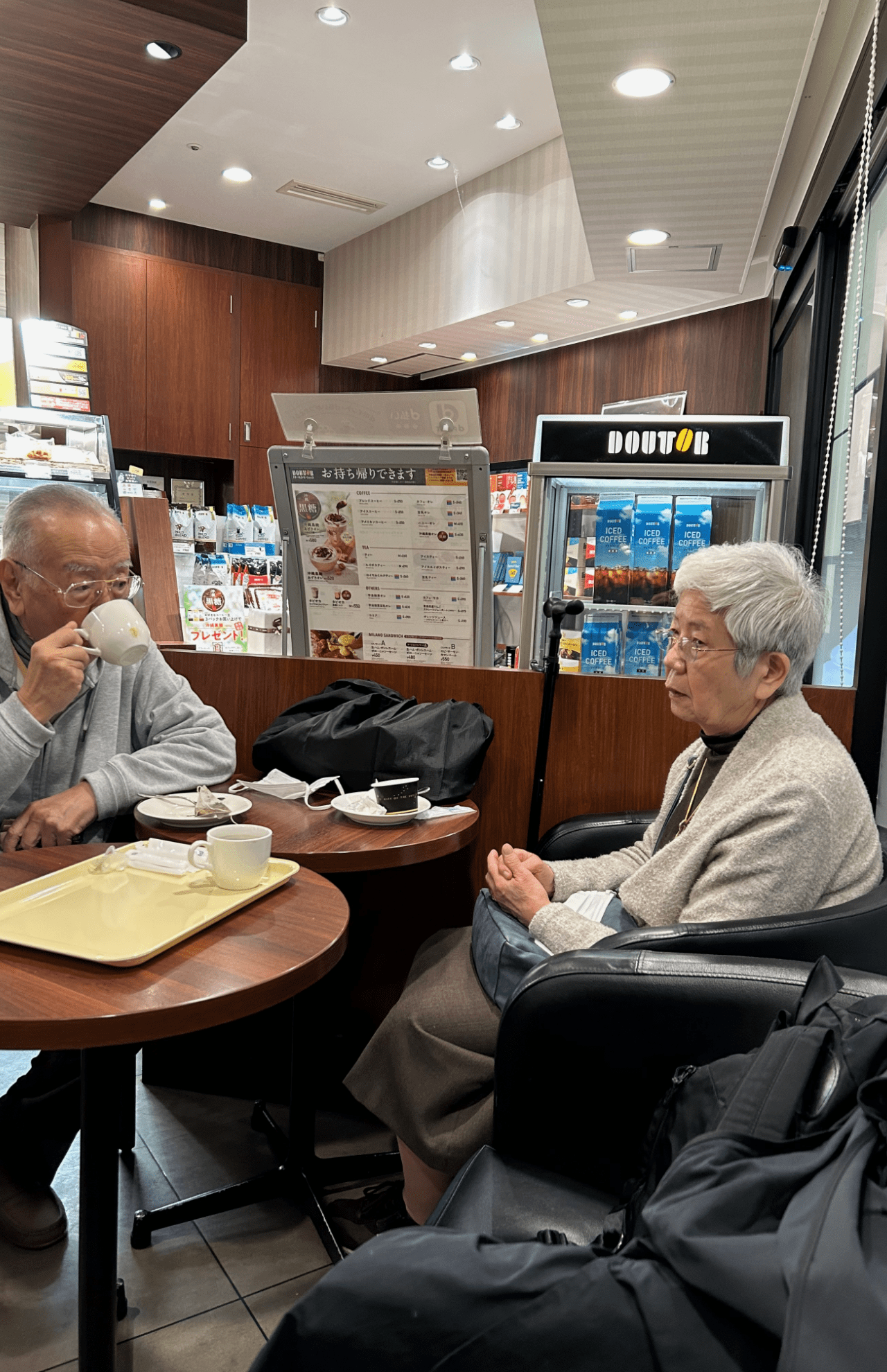「ここがいちばんやわ」と話しながらドトールコーヒーでお茶を楽しむ一田さんの両親。ロイヤルミルクティーがお気に入り