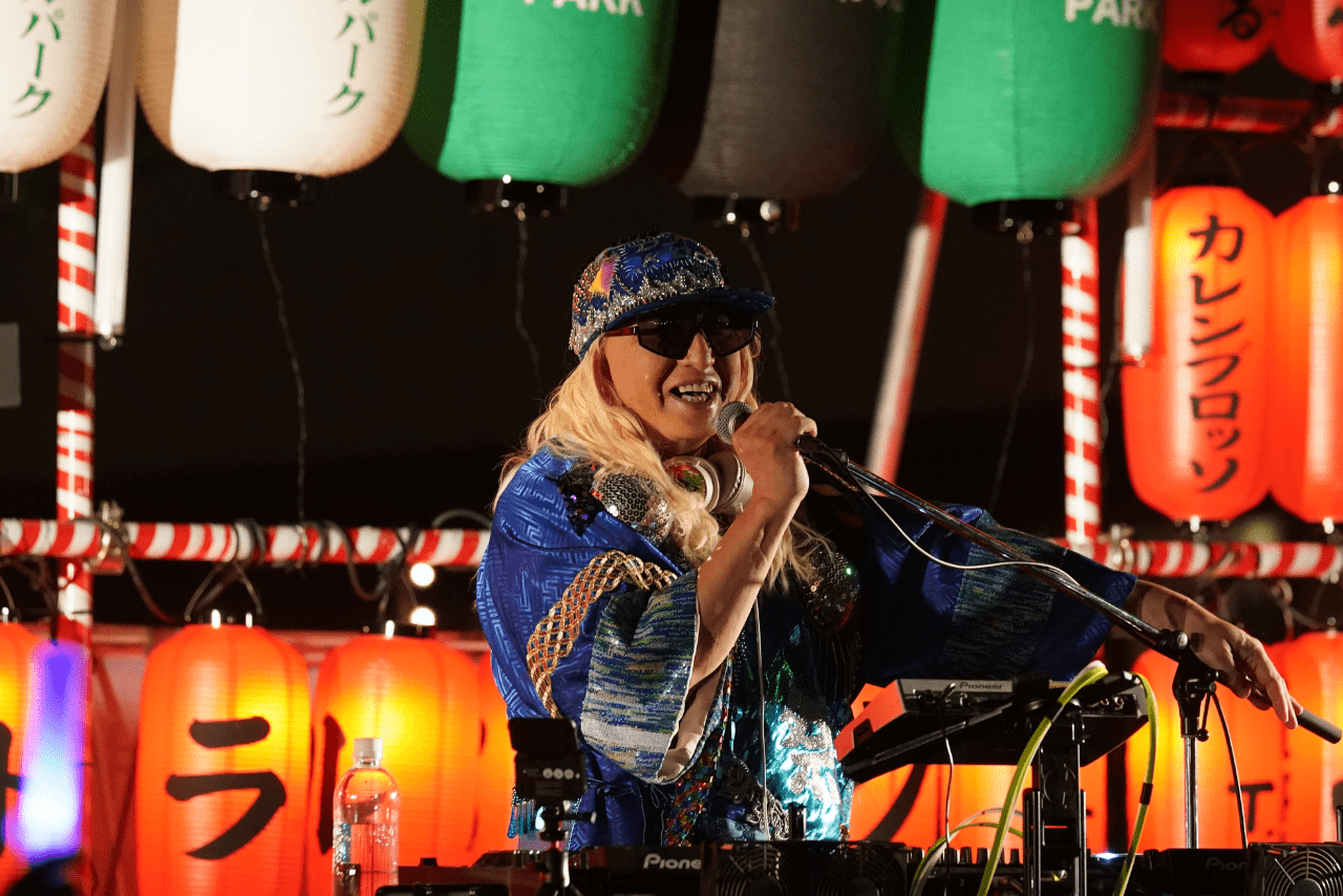 DJ KOOが『EZ DO DANCE』や『survival dAnce 〜no no cry more〜』といったTRFのヒット曲などをかけて、会場は大盛り上がり