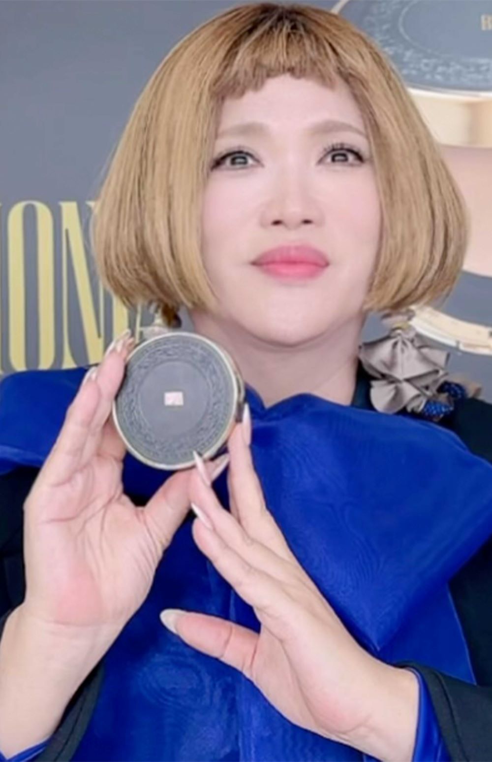 ボブヘアをSNSに投稿したIKKOさん（本人インスタグラムより）