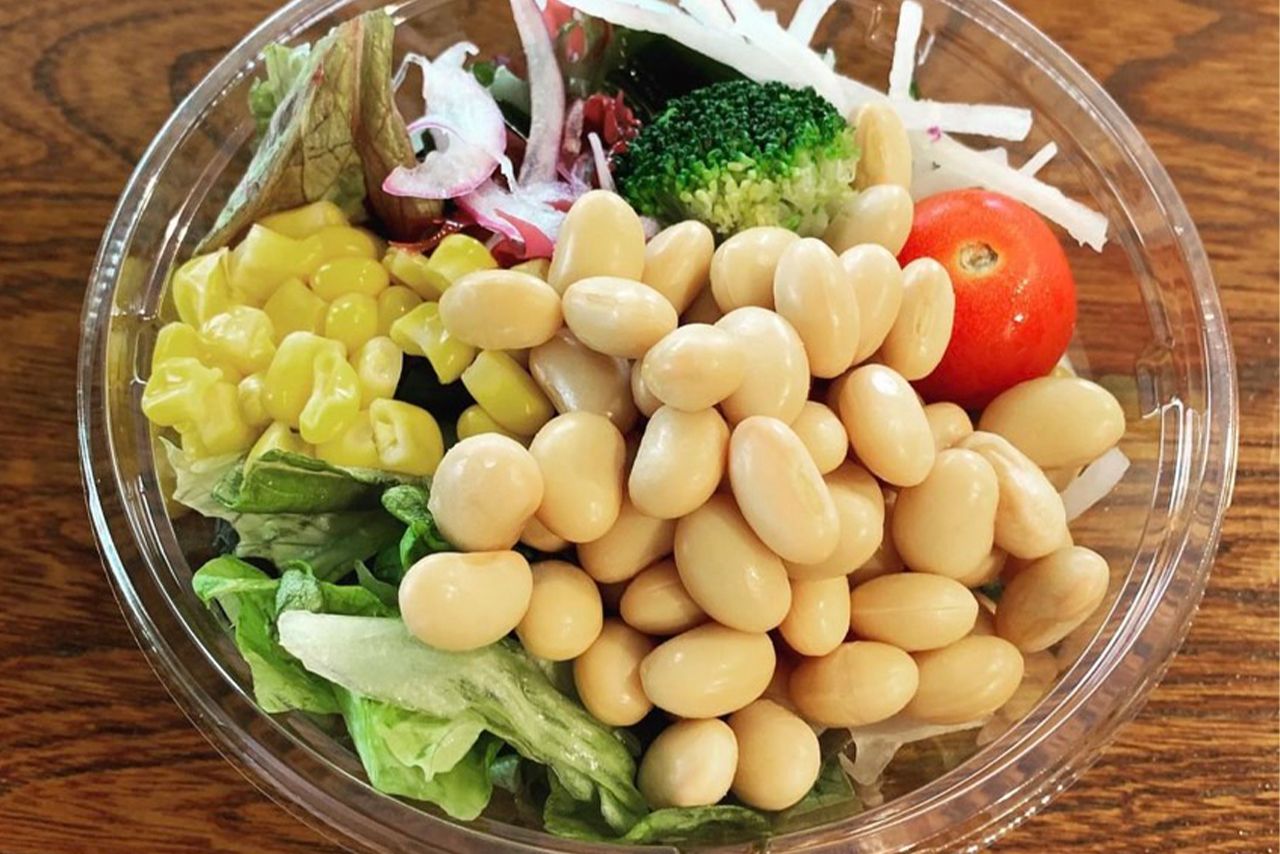 コンビニのサラダなどにも大豆を加えて、栄養バランスアップ