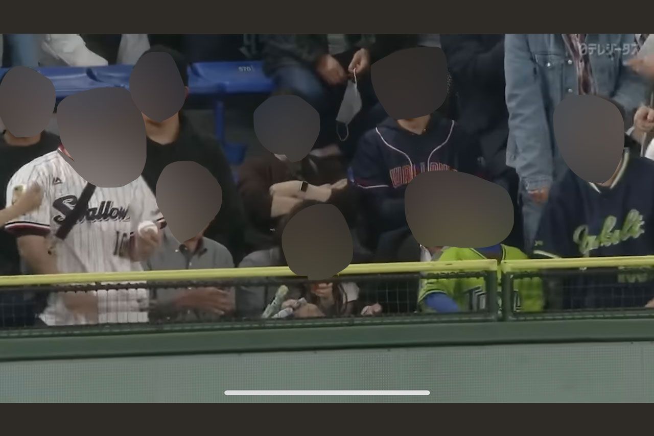 5月2日の「巨人VSヤクルト戦」での騒動の原因となったシーン(『DRAMATIC BASEBALL』チャンネルより)