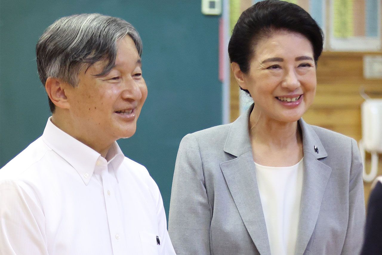 9月30日、被災地を見舞うため熊本県を訪問された天皇、皇后両陛下。胸元に「くまモン」のバッジが