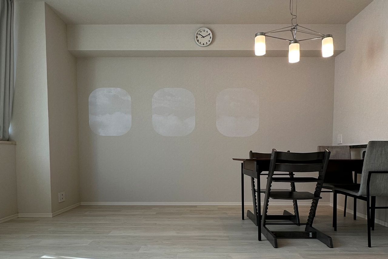 ダイニングセット以外は何もないリビング。ほこりや汚れもたまらない　画像提供／Nozomiさん