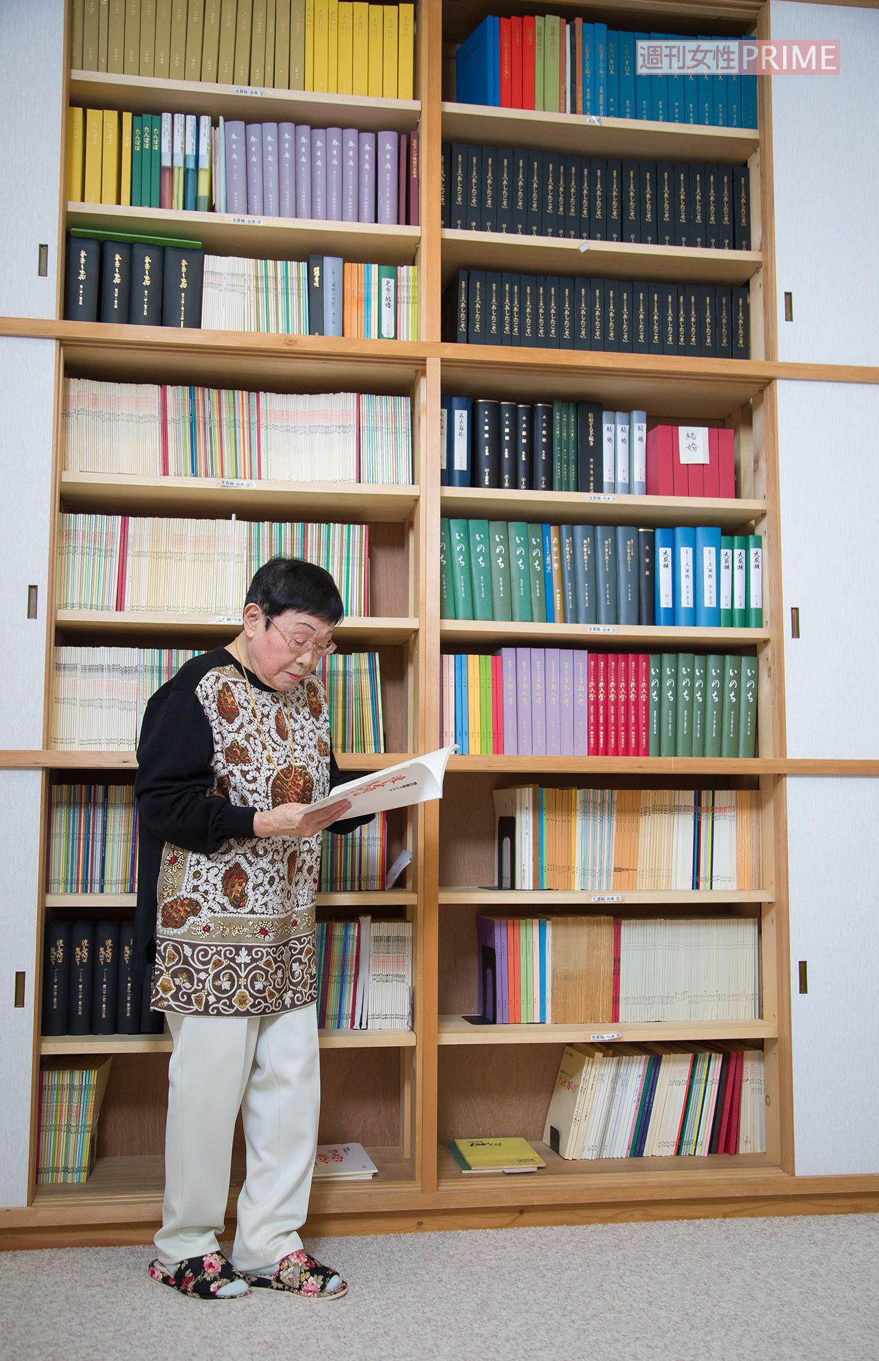 橋田壽賀子さんの自宅には天井まで届く、台本などの貴重な資料が