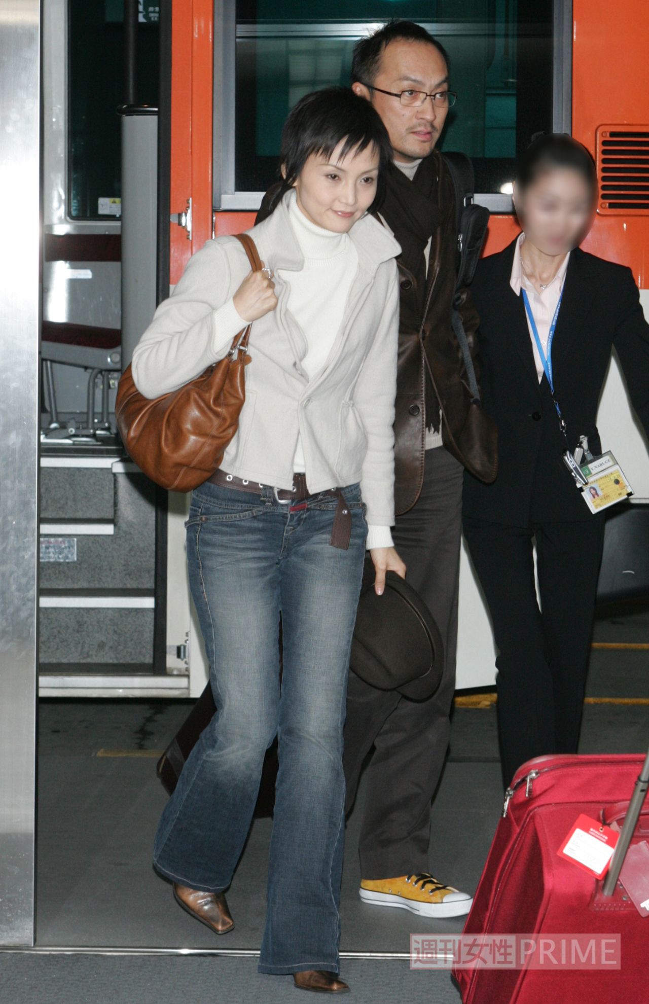 '05年12月、結婚発表後にアメリカから帰国した渡辺謙、南果歩夫妻