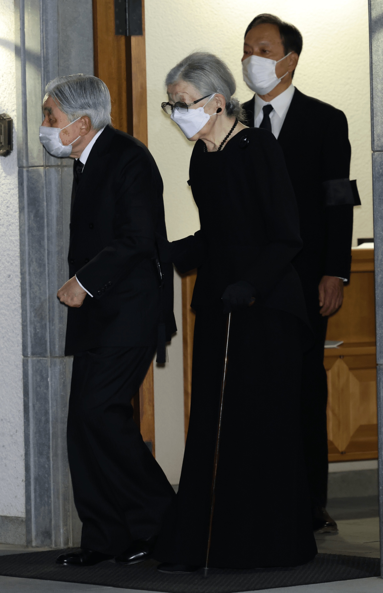 11月16日、三笠宮邸を訪問された美智子さま。杖をつき、自らの足でゆっくりと歩かれた