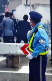 安倍元首相に発砲された瞬間、警護と思しき者は驚いて後ろを振り返り…(読者提供)