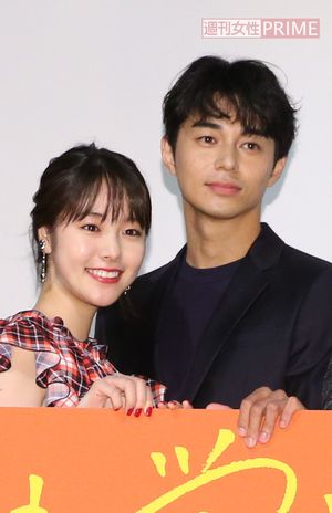 東出と初めて出会った際、唐田えりか（左）はまだ19歳だった