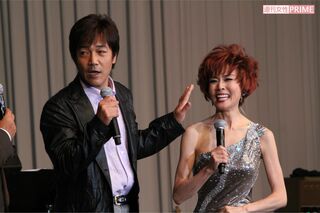 2010年、芸能生活40周年記念パーティーを開いた小柳ルミ子とゲストの野口五郎