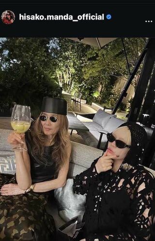 たびたび話題となる“メーテル帽”の萬田久子。やはりワイングラスが似合う!（写真は本人インスタグラムより）