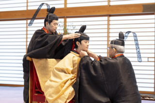 成年式の中心的な行事「加冠の儀」で、成年用の冠をかぶせられる悠仁さま（2025年9月6日）写真／宮内庁提供