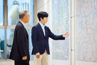 筑波大学近くにある「地図と測量の科学館」で明治時代の地図を見る悠仁さま(写真/宮内庁提供)