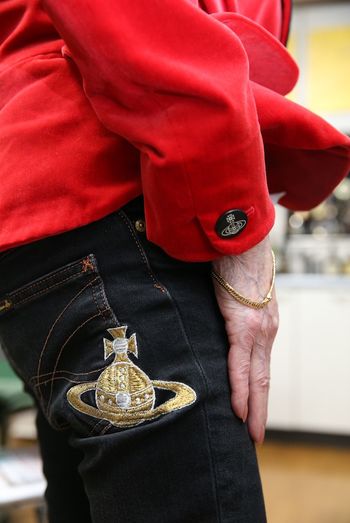 細身のジーパン、バッグ、靴下まで全身ヴィヴィアンでそろえる