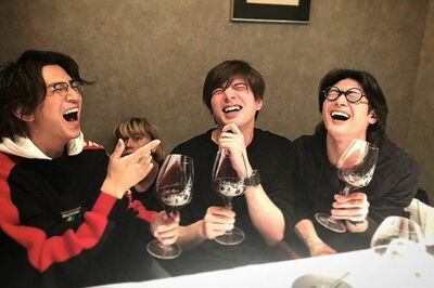 春馬さん（写真右）とは公私共に仲が良かった（城田優のインスタグラムより）