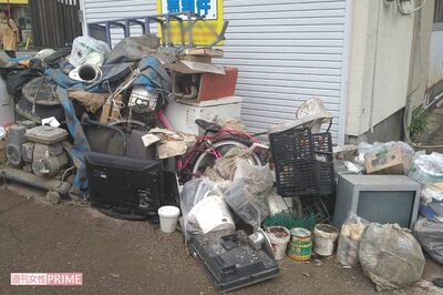 清水区・巴川が氾濫した清水銀座近辺は、道路の脇に水浸しになって使用不能になった冷蔵庫、テレビ、ベッドなどの粗大ゴミが山積になっている