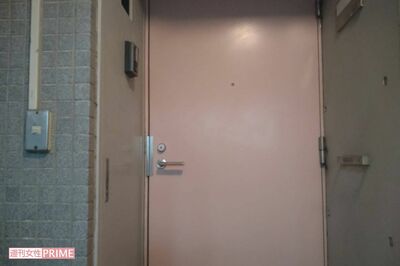 奥村啓志容疑者の自宅マンション。玄関は不気味なほど殺風景だ