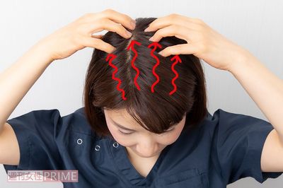 【STEP4】指の腹を頭皮にあて、帽状腱膜を頭蓋骨からはがすようなイメージで生え際から後頭部へ1～2mmずつ動かす。1ラインにつき10秒かけてほぐす