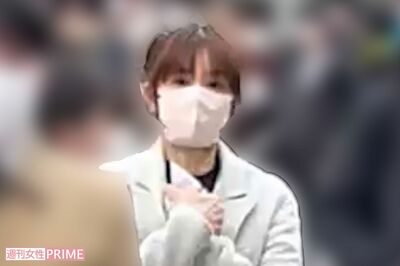 2月19日、早稲田大学の入試を終えてキャンパスから出てきた小倉優子