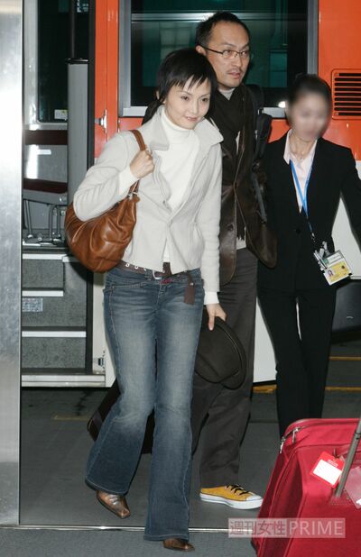 '05年12月、結婚発表後にアメリカから帰国した渡辺謙、南果歩夫妻