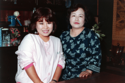 『道頓堀人情』のキャンペーンで全国の赤提灯やスナックを回りそこには母・筆子さんも同行していた