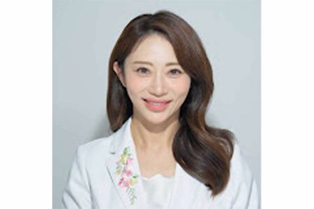 自由が丘ファミリー皮ふ科総院長・玉城有紀先生　2005年帝京大学医学部卒業。日本医科大学武蔵小杉病院卒後、東京女子医科大学皮膚科学教室などを経て皮膚科専門医を取得し2014年溝の口駅前皮膚科を開院。2019年自由が丘ファミリー皮ふ科、2020年二子玉川ファミリー皮ふ科を開院。メディア出演などで皮膚疾患の治療や予防に関する正しい情報を積極的に発信している。