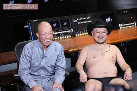 『ザコシ・小峠のテロップ再生工場』（テレビ東京系）の収録中の小峠英二（バイきんぐ）、ハリウッドザコシショウ　撮影／吉岡竜紀