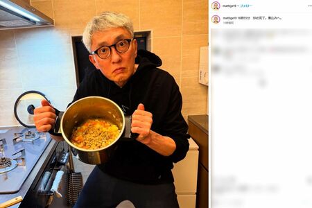 パーカーを着て料理をする様子を公開した松重豊（本人インスタグラムより）