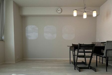 ダイニングセット以外は何もないリビング。ほこりや汚れもたまらない　画像提供／Nozomiさん