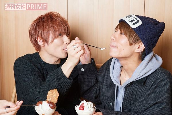 ラブラブな2人のスキをついて、そっと栗を取るわちゅ～くん（左側から伸びる手）！