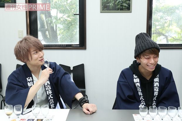 すでにグラスは空！上機嫌の大輝くん（右）と、じっくり純米吟醸を飲むTSUBASAくん（左）