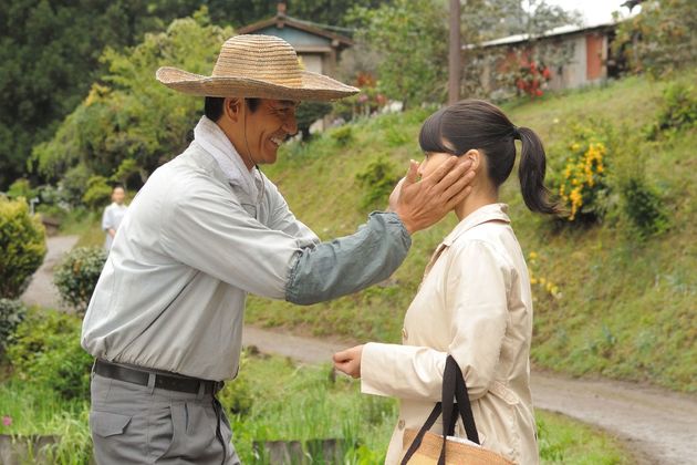 ムギュ～。あらためて“父”としての実のぬくもりを感じるみね子。(c)NHK