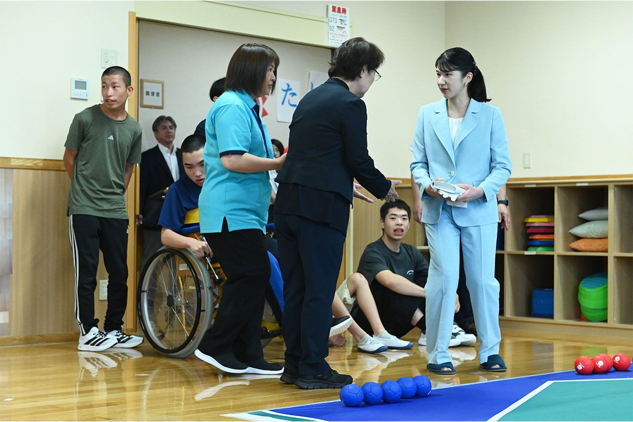 　8月21日、医療福祉センター「ふくしあ」を訪問された愛子さま。子どもたちを見守られて